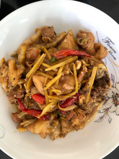 Hình của món Gà kho gừng.