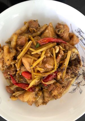 Hình của món Gà kho gừng.