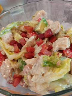 Una foto de Ensalada ranchera de pollo y tocino