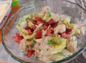 Una foto de Ensalada ranchera de pollo y tocino