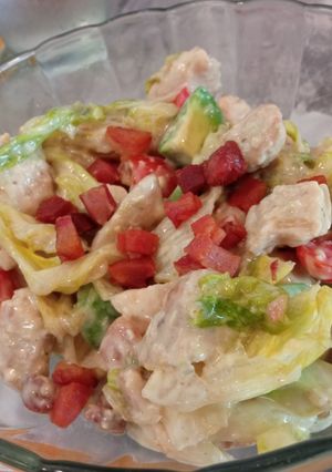 Una foto de Ensalada ranchera de pollo y tocino