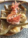 Tosta de alcachofas en escabeche con brie gratinado y jamón