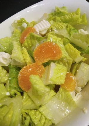 Una foto de Ensalada de mandarina y queso fresco con aliño de miel y limón
