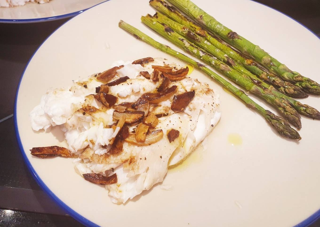 Merluza con ajo dorado al balsámico y espárragos a la plancha