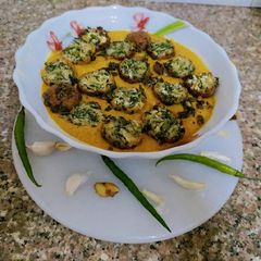 A picture of Palak paneer kofta.