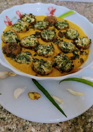 A picture of Palak paneer kofta.