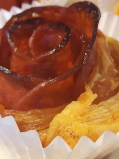 Una foto de Rosas de hojaldre y chorizo