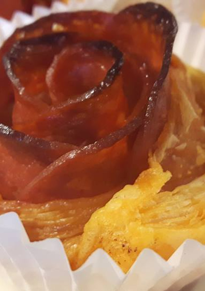 Una foto de Rosas de hojaldre y chorizo