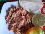 Una foto de cazón con tomate frito