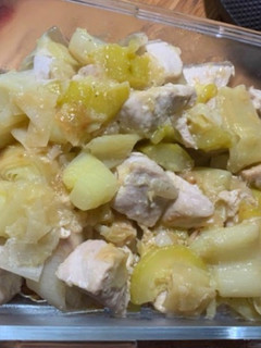 Una foto de Pechuga de pollo con verduras