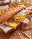 Bocata de lomo en manteca colorá con huevo frito