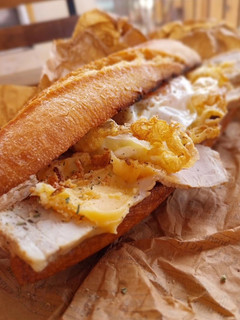Una foto de Bocata de lomo en manteca colorá con huevo frito