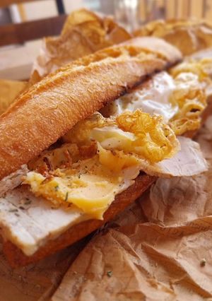 Una foto de Bocata de lomo en manteca colorá con huevo frito