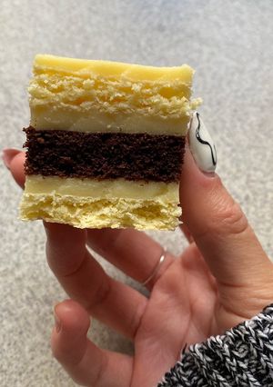 Kétszínű krémes sütemény recept fotója