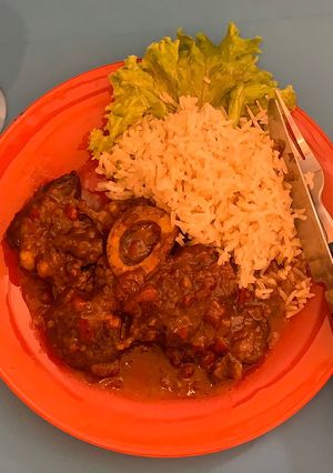 Una foto de Ossobuco en salsa perfumada a la naranja y Malbec