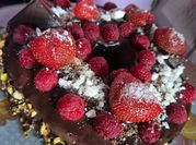 Une photo de gâteau avec des meringues
