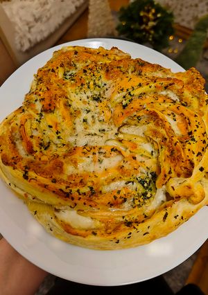Lazacos, sajtos koszorú 🐟🧀🧄 recept fotója