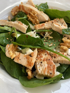 Una foto de Ensalada de espinacas y pollo