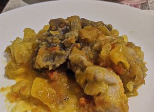 Foto di Aggrassato con coscia di pollo e fettina di vitello