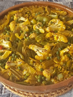 Una foto de Arroz integral al horno con coliflor y familia