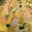 Salmón con crema de verduras al curry