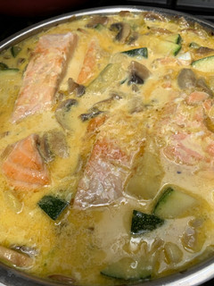 Una foto de Salmón con crema de verduras al curry
