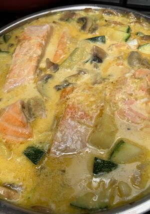 Una foto de Salmón con crema de verduras al curry