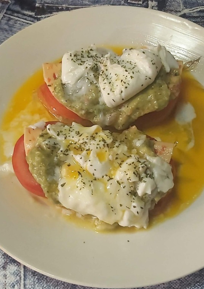 Una foto de Tosta de batata con guacamole y huevo flor