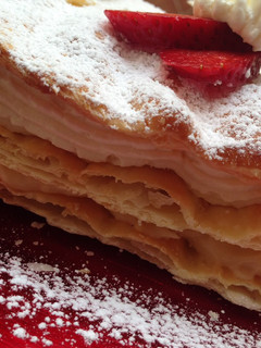 Una foto de Hojaldre de crema, nata y fresas con azúcar glasé 🍓