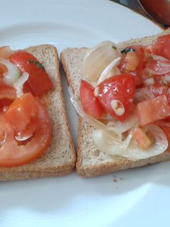 Foto resep Brown bread n tomato salad