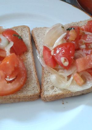 Foto resep Brown bread n tomato salad