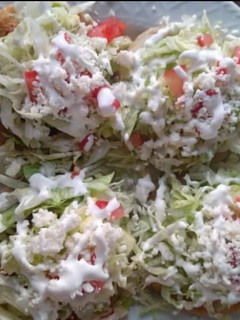 Una foto de Tostadas receta con tortillas frías