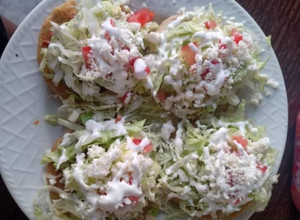 Una foto de Tostadas receta con tortillas frías