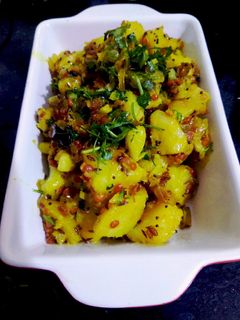 ढाबा स्टाईल उकड-बटाटा भाजी (batata bhaji recipe in marathi) रेसिपी चे मुख्य फोटो