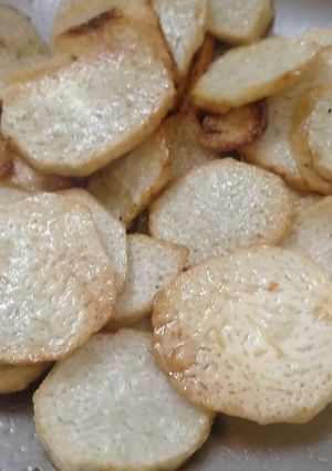 अळुच्या कंदाचे चीप्स /अरबी कंदाचे चीप्स (alukanda chips recipe in marathi) रेसिपी चे मुख्य फोटो 
