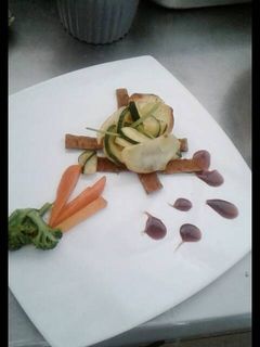 Una foto de Carne vegetariana y vegetales salteados