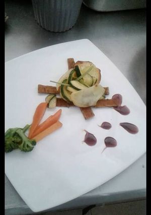 Una foto de Carne vegetariana y vegetales salteados