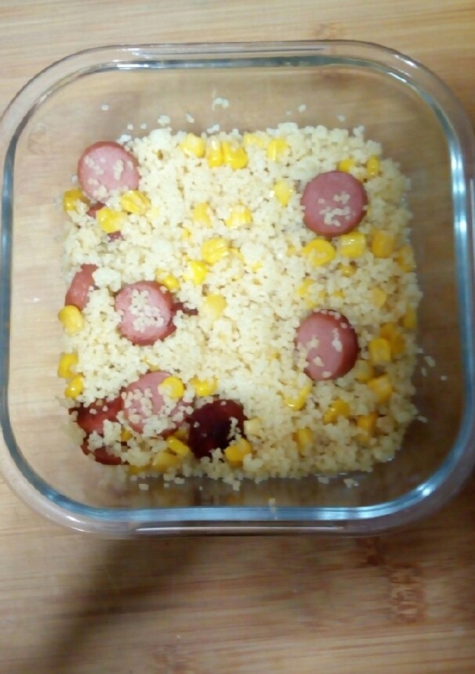 Una foto de Cous-cous con frankfurt y maíz