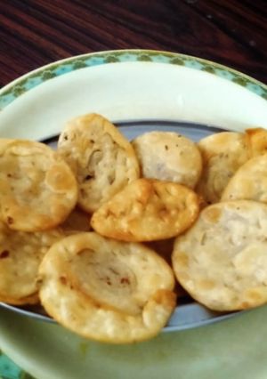 A picture of Rolled Mathri puri.