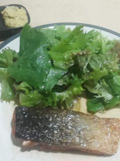 รูปของ แซลมอนทอดน้ำปลา กับ Avocado Salad เข้ากันจริงๆ ^^ Keto