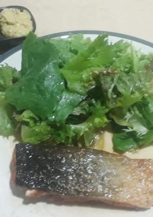 รูปของ แซลมอนทอดน้ำปลา กับ Avocado Salad เข้ากันจริงๆ ^^ Keto