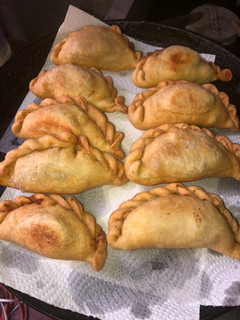 Una foto de Empanadas de carne cortada a cuchillo