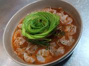 Una foto de pasta penne con camarones