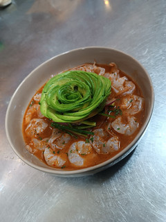 Una foto de Aguachile rojo de camarón