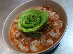 Una foto de Aguachile rojo de camarón