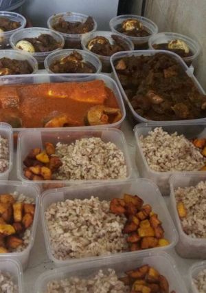 A picture of Ofada rice,fried plantain and ayamase sauce.