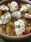 Salade marinée aux pommes de terre, poivrons grillés, thon, câpres et mozzarella
