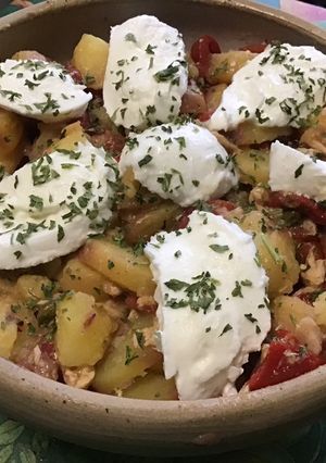 Une photo de Salade marinée aux pommes de terre, poivrons grillés, thon, câpres et mozzarella