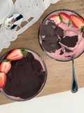 Pink smoothie bowl vegano con capita de chocolate