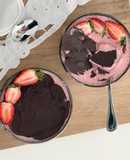 Pink smoothie bowl vegano con capita de chocolate
